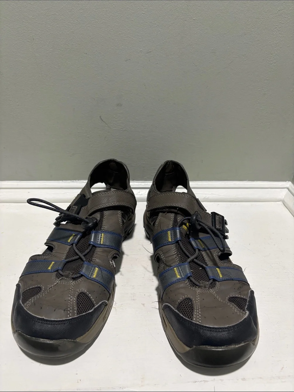 Ozark Trail Men’s Outdoor Closed-Toe Sandals in Brown and Black-size 11
